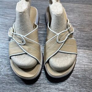 Clarks Tan Strappy flats comfortable Sandals woman’s 8.5 (b223)